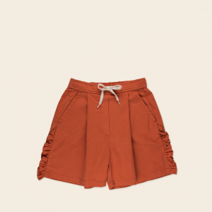 this comfy bermuda shorts decorated with ruffles turn anyone into a jewel of the yard.😉 woven from light corduroy, complemented with pockets and a drawstring. ❤️#milestreetfriends #kamosizmilejulice #bermudashorts #corduroy #milekidsclothing