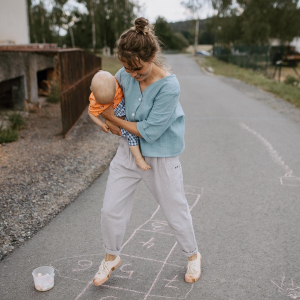 @tez_photo is having fun on mile street, too 😉#womenstop #versatile #nursing #forkids #babybodysuit #kidsshorts #milestreetfriends #kamosizmilejulice #milekidsclothing #madeinslovakia